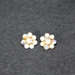 vintage jewelry castle cliff white iridescent glass beaded clip on Earrings